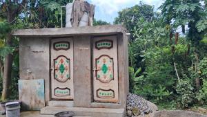 een standbeeld staat bovenop een doos bij Shiv sanhay rural homestay in Karwi