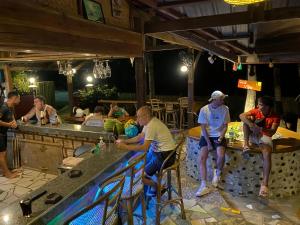 プエルト・プリンセサにあるB&R Hostelのバーに座っている人々のグループ +9枚の写真