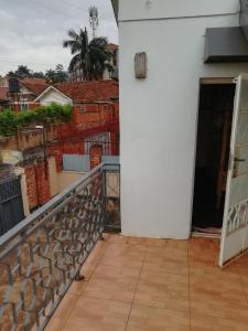 カンパラにあるWomen massage and guest houseの建物が見えるバルコニー