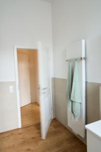 een keuken met een koelkast en een hal bij Ferienwohnung Villa Else in Bad Neuenahr-Ahrweiler +20 foto's