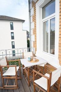een terras met een tafel en stoelen op een balkon bij Ferienwohnung Villa Else in Bad Neuenahr-Ahrweiler