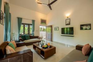 Μια τηλεόραση ή/και κέντρο ψυχαγωγίας στο Bliss Villa 4BHK with Private Pool, Siolim, North Goa