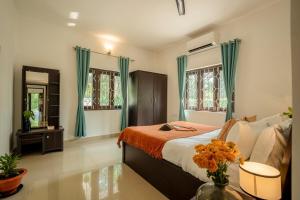 Ένα ή περισσότερα κρεβάτια σε δωμάτιο στο Bliss Villa 4BHK with Private Pool, Siolim, North Goa +41 φωτογραφίες