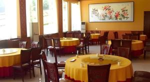 a dining room with yellow tables and chairs at GreenTree Inn Laiwu Frank in Zhaizi