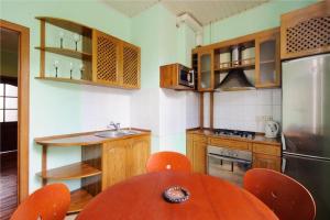 una cocina con mesa y sillas naranjas. en Economy Apartment Center, en Minsk