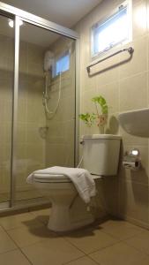 Ένα μπάνιο στο Mango Bedroom Inn