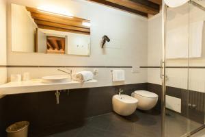 a bathroom with a sink and a toilet at Foresteria Levi in Venice