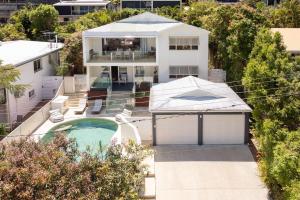 una vista aérea de una casa con piscina en 15 Nairana Rest Noosa Heads, en Noosa Heads