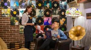開封市にあるJames Joyce Coffetel·Kaifeng Drum Towerの椅子に腰掛けて立つ女