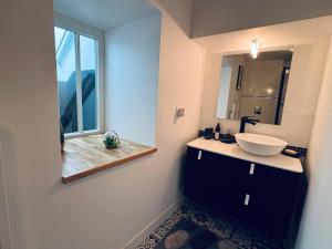 Un baño de Charming House in the Heart of Senlis Design & Comfort
