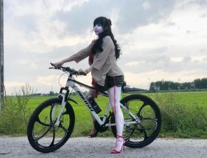 une jeune fille se tient debout sur un vélo dans l'établissement Homestay Timi, à Nha Trang