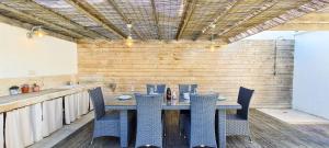 a dining room with a table and some chairs at Superbe villa avec piscine chauffée à proximité de la plage in Rivedoux-Plage
