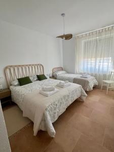 En eller flere senge i et værelse på Casa Rural Las Escuelas de Pradoalegre