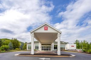 un gran edificio blanco con una x roja. en Hilton Garden Inn State College, en State College