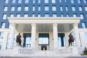 un edificio con dos estatuas delante en Khubilai Hotel Ulaanbaatar, en Ulán Bator