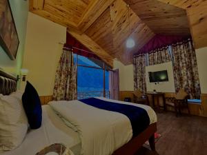 TV a/nebo společenská místnost v ubytování The Manu Emerald #farmhouse #top selling cottage in manali #peaceful heritage cozy stay #lawn with bonfire #most awarded