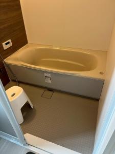 La salle de bains est pourvue d'une baignoire et de toilettes. dans l'établissement 1棟貸新築ロフトハウスK2 安濃津 Suzuka ise, à Tsu