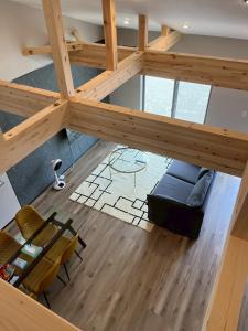 - une vue de tête sur une chambre avec une table et des chaises dans l'établissement 1棟貸新築ロフトハウスK2 安濃津 Suzuka ise, à Tsu