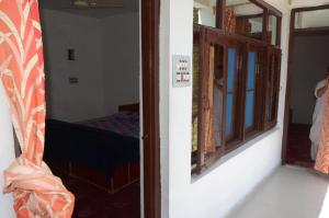 Rúm í herbergi á Howrah Guest House
