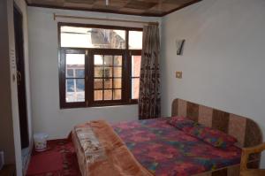 Rúm í herbergi á Howrah Guest House