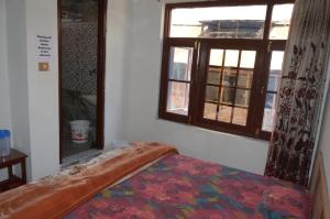 Rúm í herbergi á Howrah Guest House