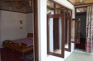 Mynd úr myndasafni af Howrah Guest House í Srinagar
