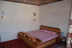 Rúm í herbergi á Howrah Guest House