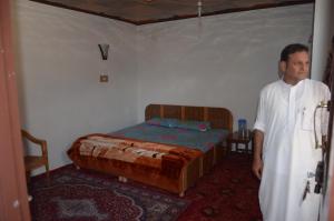 Rúm í herbergi á Howrah Guest House