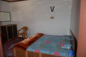 Rúm í herbergi á Howrah Guest House