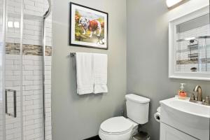 Koupelna v ubytování New Listing The 483 Suite - Walk to Stadium