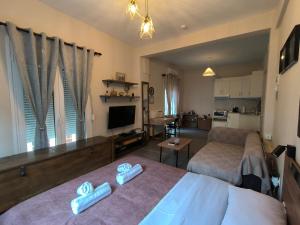 Un dormitorio con una cama y una sala de estar. en HomeLikeNone, en Kastoria