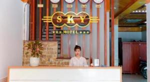 a boy standing behind a counter in a building at SKY HOTEL - KHÁCH SẠN BẮC NINH in Bắc Ninh