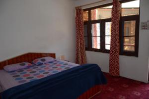 Rúm í herbergi á Howrah Guest House