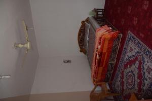 Rúm í herbergi á Howrah Guest House