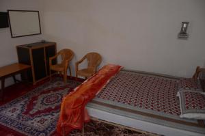 Rúm í herbergi á Howrah Guest House
