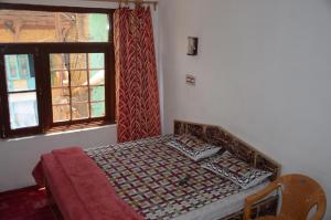 Rúm í herbergi á Howrah Guest House