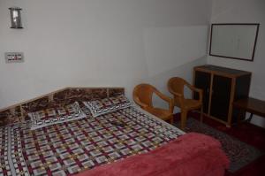 Rúm í herbergi á Howrah Guest House