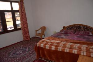 Rúm í herbergi á Howrah Guest House