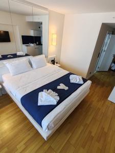 Ένα ή περισσότερα κρεβάτια σε δωμάτιο στο orbi city apartments