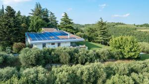an image of a house with solar panels on the roof at VILLA DEGLI ULIVI 8, Emma Villas in Verona