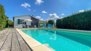 Πισίνα στο ή κοντά στο Superbe villa de plain pied avec jardin clos et piscine