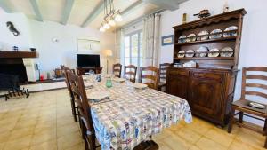 Μια τηλεόραση ή/και κέντρο ψυχαγωγίας στο Superbe villa de plain pied avec jardin clos et piscine