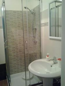 レヴェラーノにあるB&B la Coccinellaのバスルーム(洗面台、ガラス張りのシャワー付)