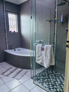 Ένα μπάνιο στο Flora Gardens guest house +18 φωτογραφίες