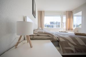 Ένα ή περισσότερα κρεβάτια σε δωμάτιο στο Bright Apartment in Thun, 50m to Lake Free Parking