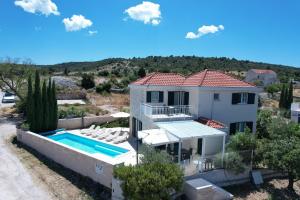 a large white house with a swimming pool at Villa Allegra w Private Pool in Škrip