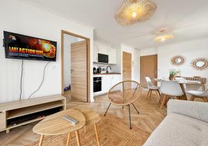 a living room with a couch and a table at Le Sunny Side - Appartement pour 4 personnes Disneyland in Montévrain