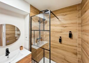 a bathroom with a glass shower and a sink at Le Sunny Side - Appartement pour 4 personnes Disneyland in Montévrain +27 photos