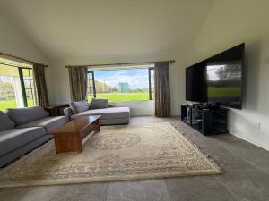 Μια τηλεόραση ή/και κέντρο ψυχαγωγίας στο Whitford Serenity Villa