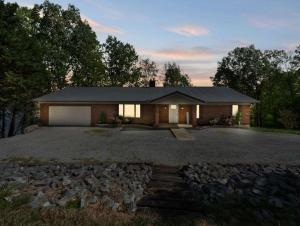 Gallery image of Lake Barkley Retreat - Newly Renovated - 5 BR in Cadiz